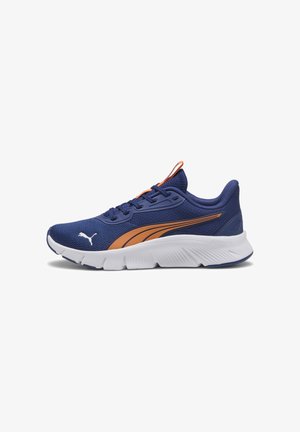 Chaussures de sport bleues avec une tige en mesh texturé, des accents orange et une semelle blanche. Elles présentent un design à lacets et un logo signature.