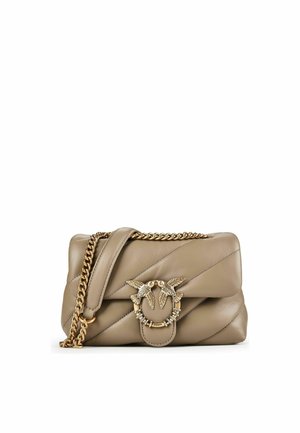 Beige Lederhandtasche mit diagonalem Steppmuster, goldener Kettenriemen und goldenem Verschluss mit zwei sich gegenüberstehenden Vögeln.