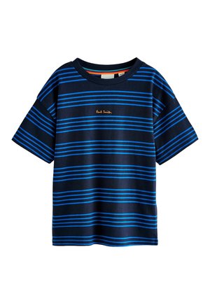 Marinblå t-shirt med horisontella blå ränder, rund halsringning och korta ärmar. Har en liten orange "Paul Smith"-logotyp.