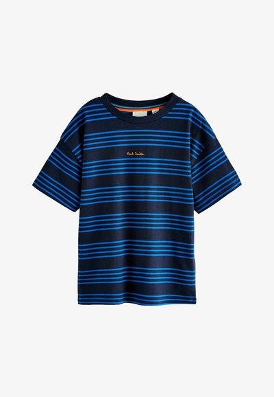 Tumši zila T-kreklu ar horizontālām zila svītrām, apaļo kakla izgriezumu un īsām piedurknēm. Iekļauts neliels oranžs "Paul Smith" logo.