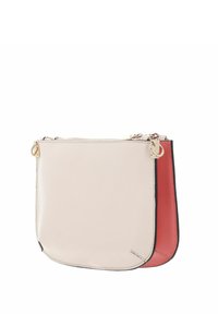 Borsa a due tonalità con fronte liscio color crema e retro testurizzato rosso; dettagli in metallo dorato; chiusura con zip; forma piatta e rettangolare.