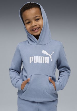 Svijetloplava dukserica od mekog materijala, s prednjim džepom, velikim bijelim "PUMA" logotipom i kapuljačom s vezicom.