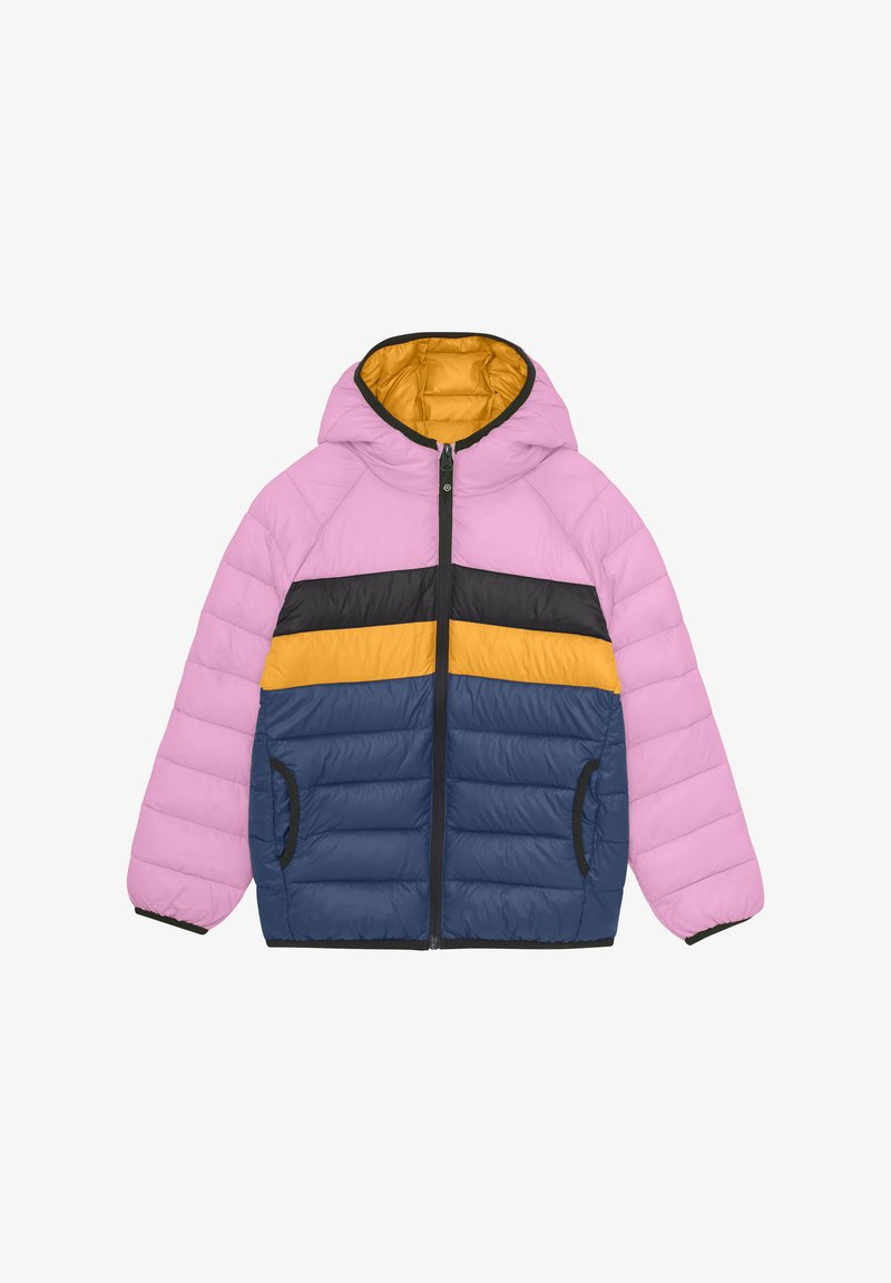 Puffjacka med en rosa överdel, gula och svarta horisontella ränder, och en blå nederdel; inkluderar en huva och sidofickor.