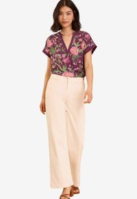 Love & Roses V NECK SHORTS SLEEVE REGULAR FIT - Nyomott mintás póló - red