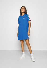 adidas Originals STRIPES SPORTS INSPIRED REGULAR DRESS - Jerseyklänning - bright royal