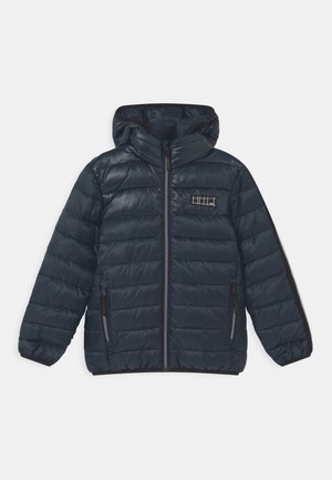 Marineblaue, gesteppte Kapuzenjacke mit Frontreißverschluss, zwei seitlichen Reißverschlusstaschen, elastischen Bündchen und einem kleinen rechteckigen Brustpatch.