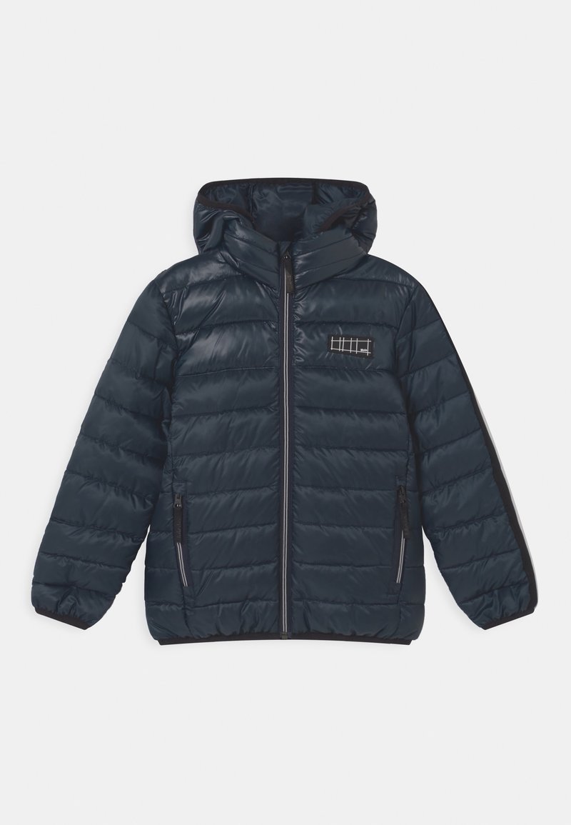 Veste matelassée bleu marine à capuche avec fermeture éclair frontale, deux poches latérales zippées, poignets élastiques et une petite écusson rectangulaire sur la poitrine.