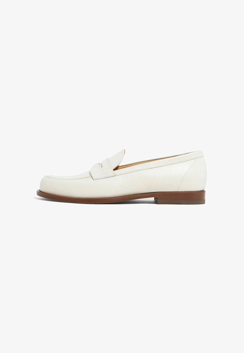 Witte leren loafer met een ronde neus, gestikte accenten, een verhoogde vamp en een bruine rubberen zool. Gladde oppervlakte met minimale ontwerpelementen.