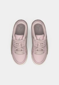 Ανοιχτό ροζ αθλητικά παπούτσια από διχτυωτό και συνθετικό υλικό. Στρογγυλή μύτη, κορδόνια μπροστά και γκρίζα εσωτερική επένδυση. Εμβληματικό λογότυπο στη γλώσσα και στις πλευρές.