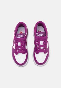 Nike Sportswear DUNK LOW UNISEX - Sportbačiai - white/viotech