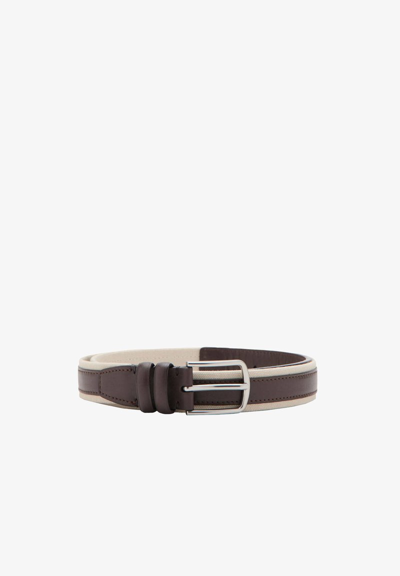Ceinture en cuir marron et tissu beige avec boucle rectangulaire argentée, présentée enroulée sur fond blanc.