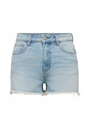 Short en denim bleu clair avec ourlet effiloché, bouton à l’avant, fermeture éclair et passants de ceinture, présenté sur fond blanc.