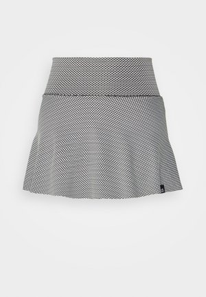 Sort og hvid skør mini nederdel med bred talje og et lille logomærke nær kanten, vist på en ensfarvet baggrund.