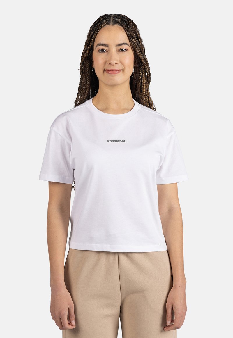 Camiseta de algodón blanca con mangas cortas, cuello redondo y logo gris "ROSSIGNOL" centrado en el pecho. Ajuste casual, textura suave.