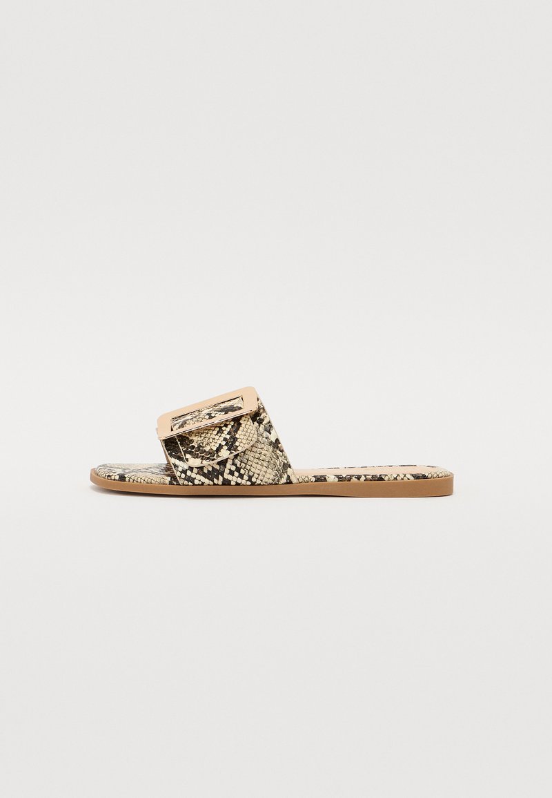 Plat slidesandaal met een slangenhuidprint in beige en zwart. Bevat een brede band en een rechthoekige metalen gespaccent.