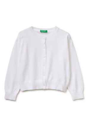 Weißer langärmeliger Knopf-Cardigan mit Rundhalsausschnitt, gerippten Bündchen und einem grünen United Colors of Benetton Etikett auf der Innenseite des Kragens.