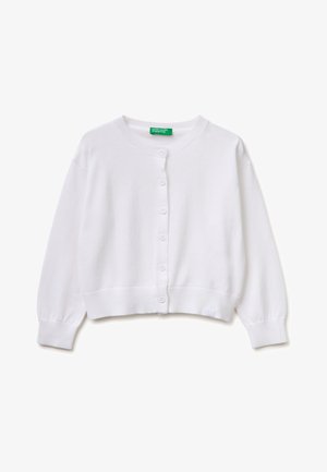 Weißer langärmeliger Knopf-Cardigan mit Rundhalsausschnitt, gerippten Bündchen und einem grünen United Colors of Benetton Etikett auf der Innenseite des Kragens.