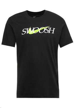 Sort t-shirt med korte ærmer med neongrønt Nike swoosh-logo, der krydser det hvide ord "SWOOSH" på brystet.