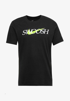 Czarny t-shirt z krótkim rękawem z neonowo zielonym logo Nike swoosh przecinającym białe słowo "SWOOSH" na piersi.