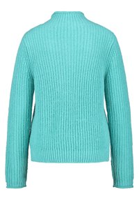 Suéter de punto turquesa con cuello alto, textura acanalada y mangas largas, con un corte holgado y un diseño sin adornos.