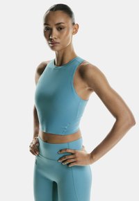 On STUDIO CROP - Top - niagara