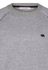 Grå sweatshirt med rundad halsringning och texturerad tyg. Har en liten svart elefantlogotyp på vänster sida och ribbade manschetter.