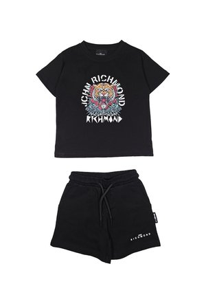 T-shirt nera in cotone a maniche corte con grafica di tigre e testo bianco; pantaloni corti neri abbinati con cordoncino e dettaglio del logo sull'orlo.