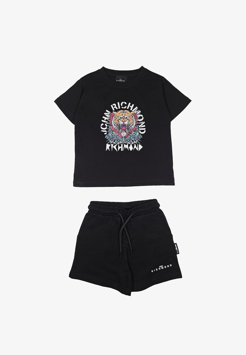 T-shirt nera in cotone a maniche corte con grafica di tigre e testo bianco; pantaloni corti neri abbinati con cordoncino e dettaglio del logo sull'orlo.