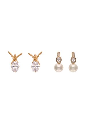 Zwei Paare goldener Ohrringe: eines mit geflügelten Feenfiguren, die klare Steine halten, das andere mit ovalen Kristallen über runden Perlen.