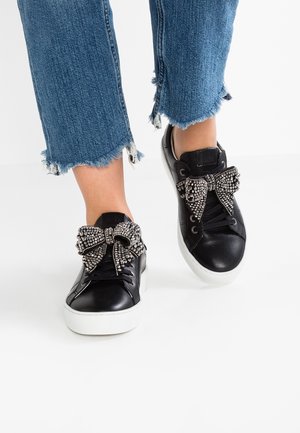Matalavartiset tennarit - black