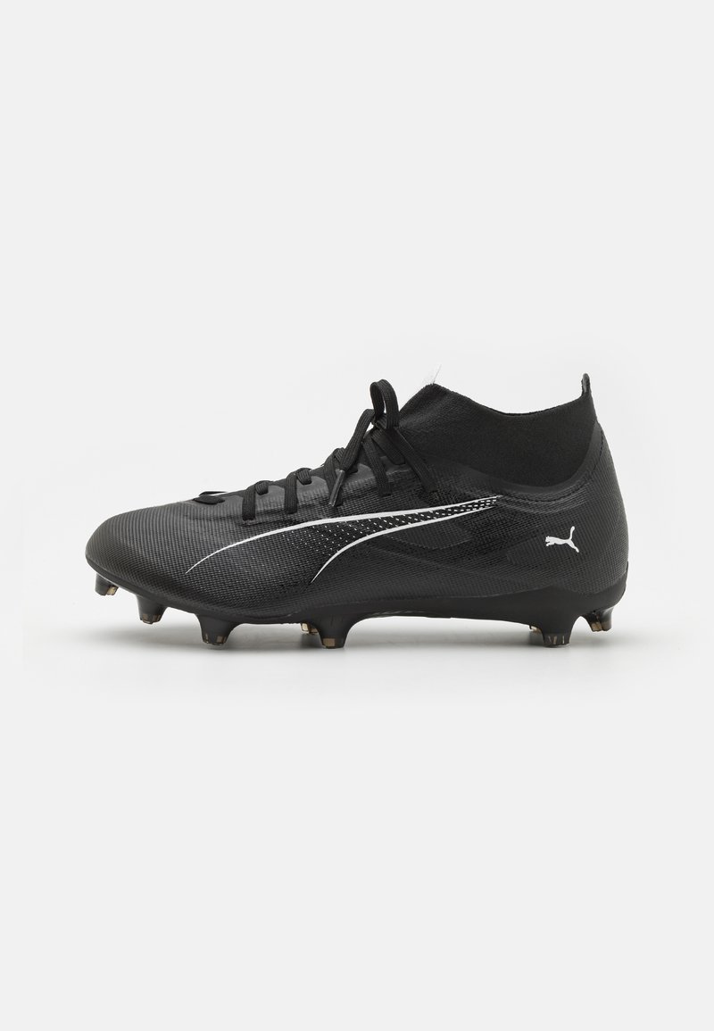 Crampoane de fotbal negre cu material sintetic texturat, design elegant, sistem de șireturi central, și o linie de accent albă. Dispun de țepi modelați pentru tracțiune.