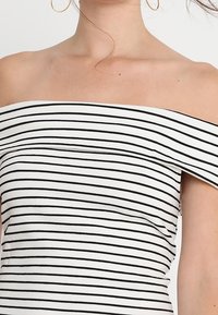VILA Pouzdrové šaty - off-white