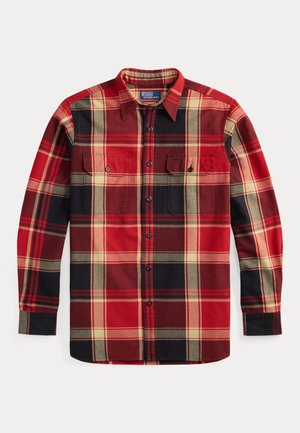 Pitkähihainen nappikauluspaita, jossa on punainen, musta ja beige ruutukuvio sekä kaksi rintataskua, aseteltuna tasaisesti valkoiselle taustalle.