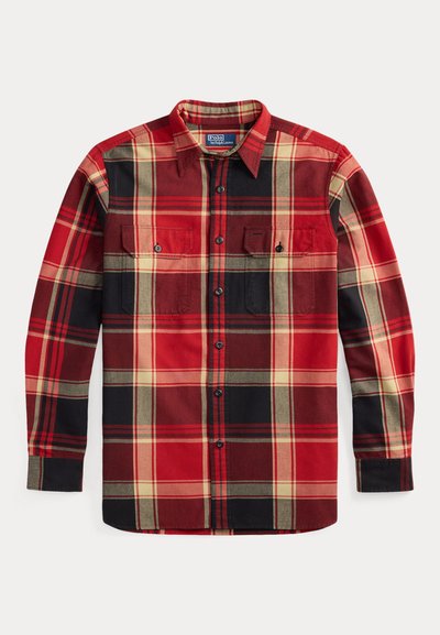 Πουκάμισο με μακριά μανίκια και κουμπιά, με κόκκινο, μαύρο και μπεζ καρό σχέδιο και δύο τσέπες στο στήθος, απλωμένο επίπεδα σε λευκό φόντο.