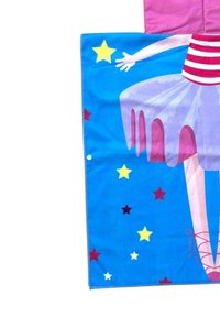 Värikäs kangas sinisellä taustalla, jossa on ballerina violetti mekko, punaiset balettikengät ja monivärisiä tähtiä ja koristeita.