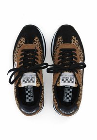 Baskets à imprimé léopard brun et noir avec des lacets noirs, une languette rembourrée, une semelle en caoutchouc et un logo de la marque sur le talon et la languette.