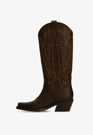 Dunkelbraune Leder-Cowboystiefel mit dekorativer Stickerei, spitzer Zehe, Ziehschlaufe und schrägem, mittelhohem Absatz.