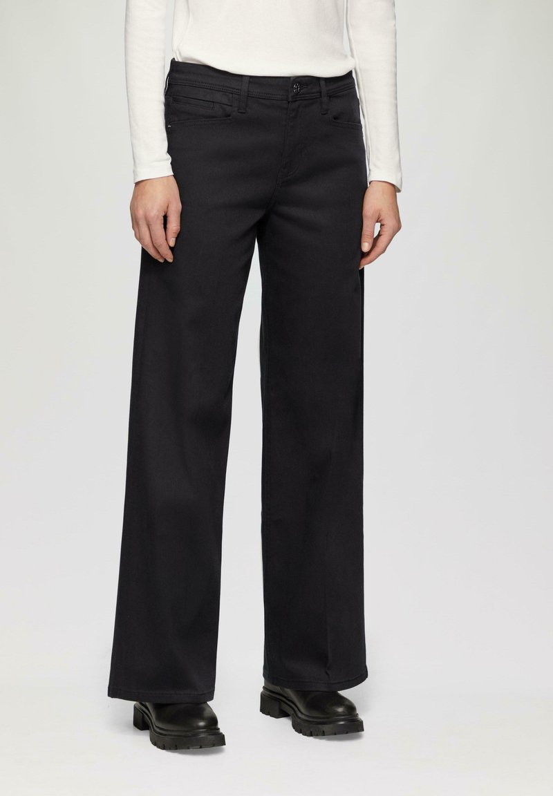s.Oliver Flared Jeans - schwarz