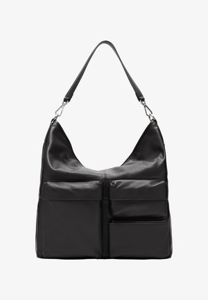 Czarna skórzana torba na ramię o zaokrąglonym kształcie, z trzema kieszeniami z przodu i gładką teksturą. Trwałe akcenty z metalu.