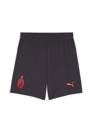 Pantaloncini sportivi neri con logo AC Milan rosso sulla gamba sinistra e logo Puma rosso sulla gamba destra, con vita elastica e tasche laterali.