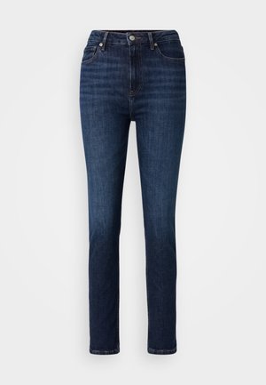 Jeans in denim scuro con vita alta, design a gamba dritta, cinque tasche e chiusura con bottone metallico; presenta leggere sfumature e dettagli di cucitura.