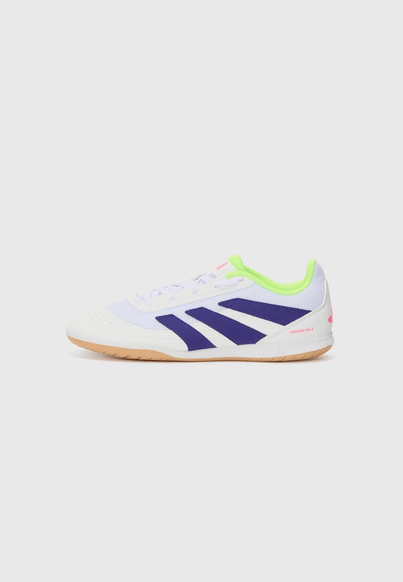 Witte binnenschoenen met een bovenwerk van mesh, paarse strepen, groene accenten op de kraag en een gumrubberen zool. Voorzien van veters en branding.