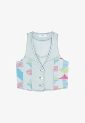 Lichtblauwe denim vest met een V-hals, voorzien van kleurrijke geometrische patronen in roze, groen en blauw. Het heeft vijf knopen aan de voorkant.