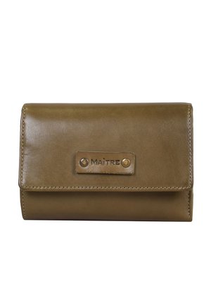 Portafoglio in pelle verde oliva con finitura liscia, forma rettangolare e etichetta frontale con la parola "MAÎTRE" decorata con rivetti.