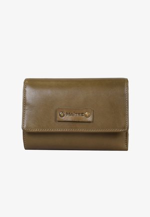 Portafoglio in pelle verde oliva con finitura liscia, forma rettangolare e etichetta frontale con la parola "MAÎTRE" decorata con rivetti.