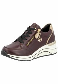 Sneakers in pelle bordeaux con lacci neri, dettagli in zip dorata e suola bianca con zeppa con accenti neri e dorati. Design con punta arrotondata.