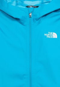 Φωτεινό μπλε μπουφάν με φερμουάρ και κουκούλα, με το λογότυπο The North Face σε λευκό στο στήθος και ασημένιο έλκτη φερμουάρ.