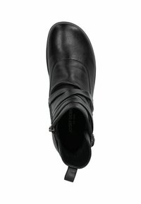 Botte chelsea en cuir noir avec un bout arrondi, un dessus texturé et des plis diagonaux. Comprend une fermeture éclair sur le côté et une languette en boucle.