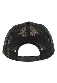 Gorra trucker de malla negra con tira de plástico ajustable. Presenta un visor curvado y un diseño gráfico a color visible a través de la malla en la parte trasera.