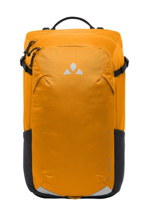 Zaino arancione con texture, fondo grigio accentato, spallacci imbottiti, maniglia superiore e doppizie cerniere laterali per l'accesso. Presenta un logo.